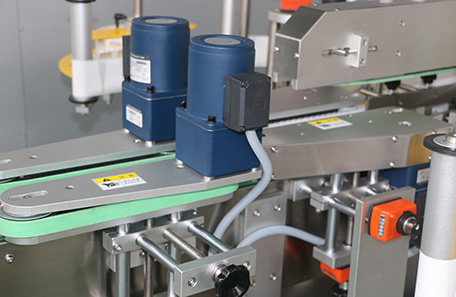 防凍液雙面貼標機