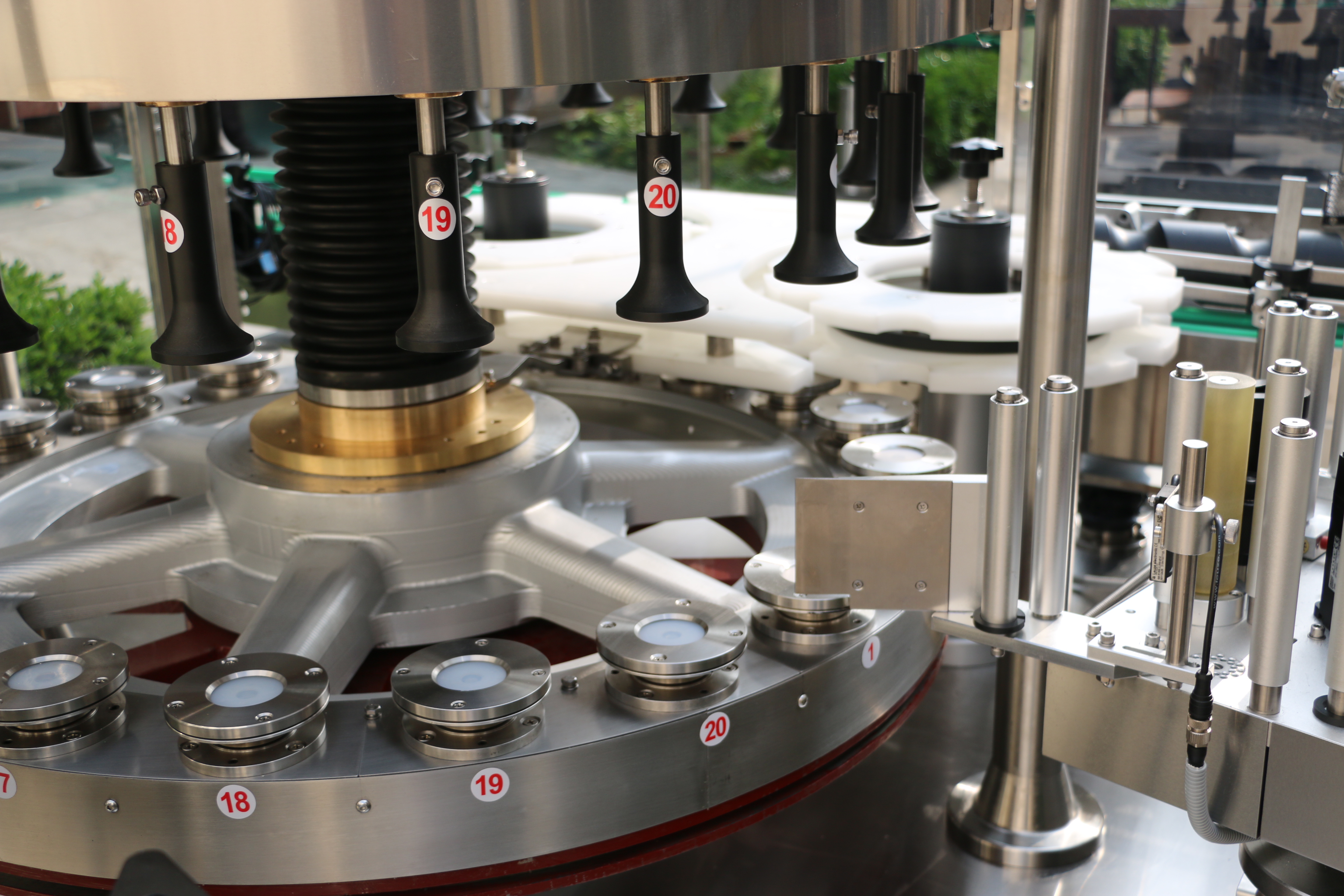 全自動回轉(zhuǎn)式不干膠貼標(biāo)機(jī)-XTHZ-600J型