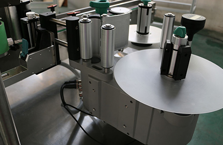 立式醬瓶貼標(biāo)機