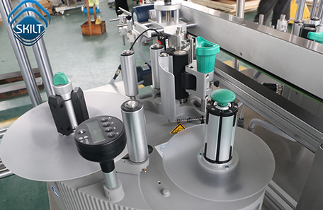 包裝箱轉角貼標機