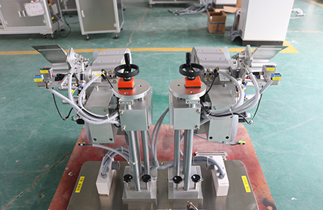 四標(biāo)站不干膠貼標(biāo)機(jī)